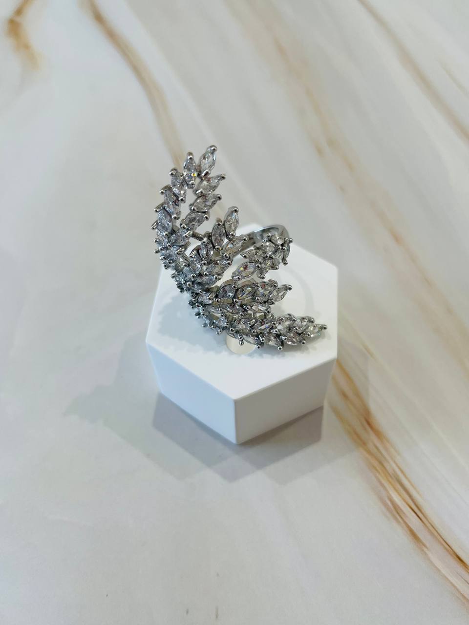 Anello foglia con strass