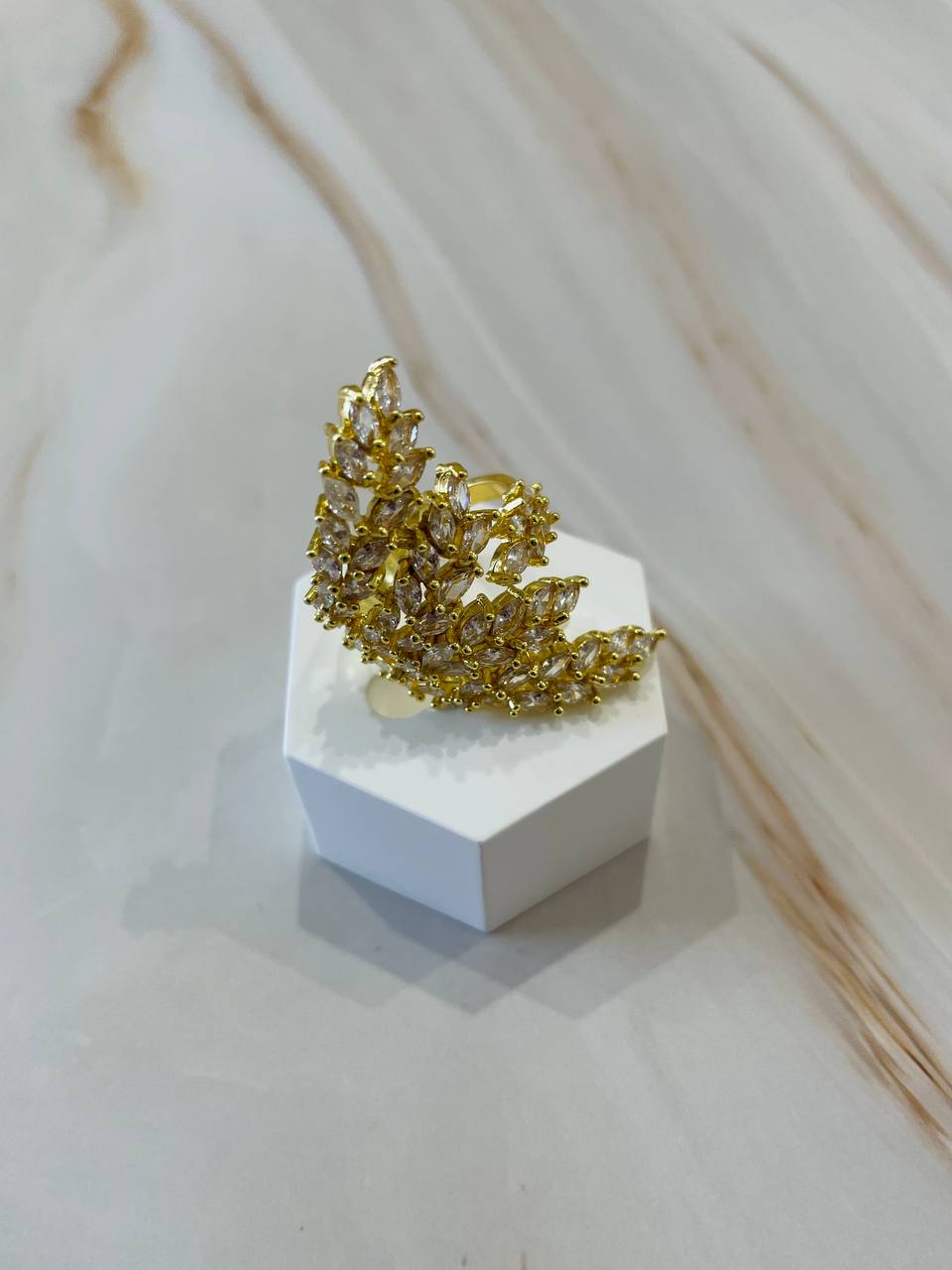 Anello foglia con strass