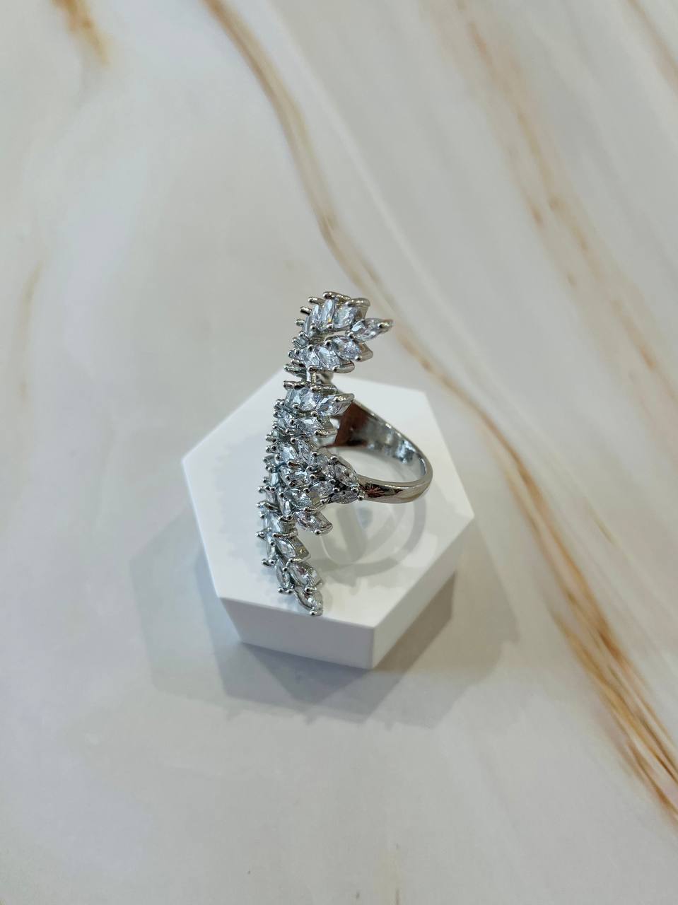 Anello foglia con strass