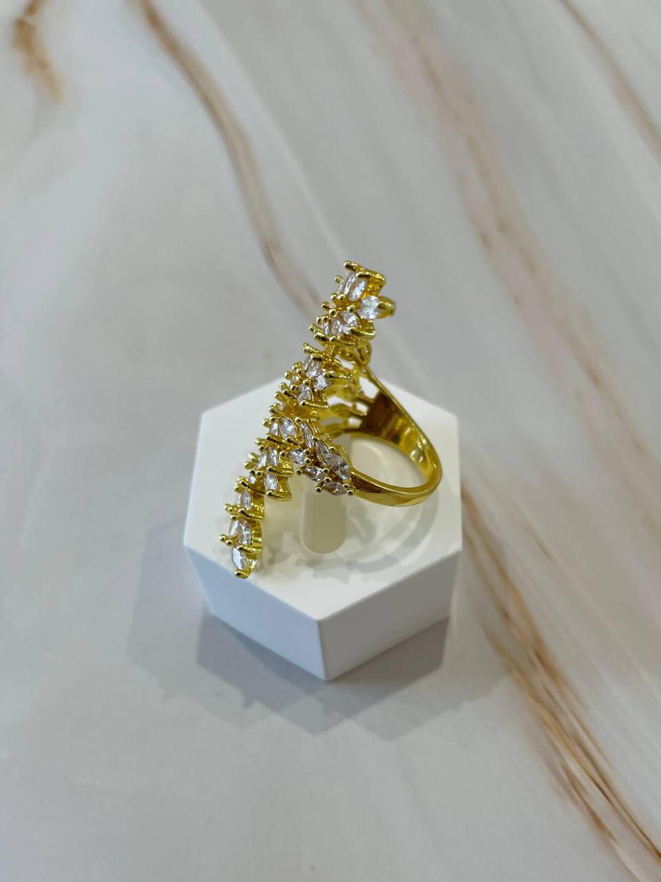 Anello foglia con strass