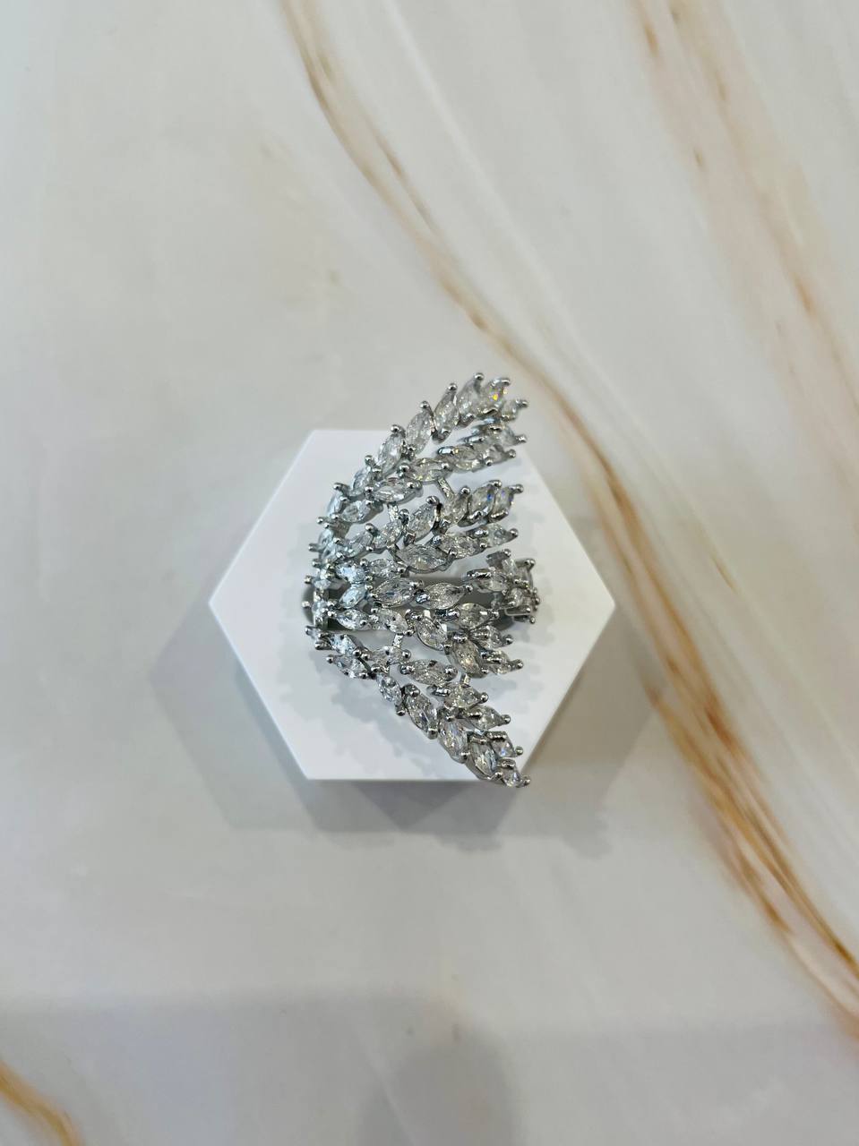 Anello foglia con strass