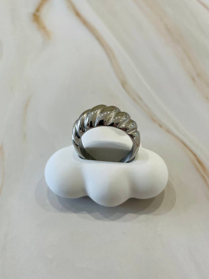 Anello intrecciato