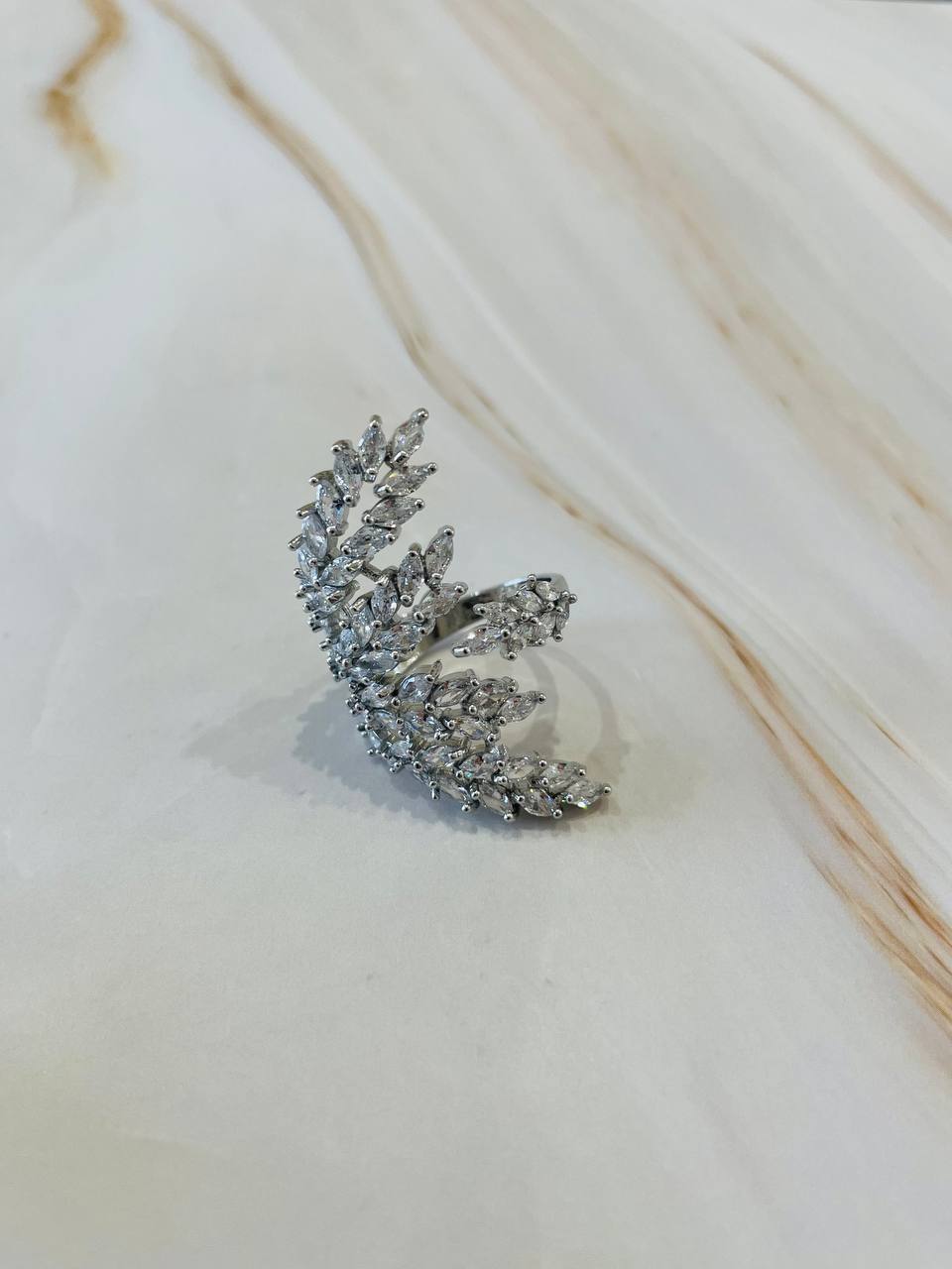 Anello foglia con strass