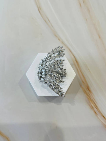 Anello foglia con strass